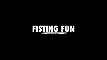 Fisting Fun Advanced, Veronica Leal y Stacy Bloom, Fisting anal, Fisting profundo, Fisting vaginal, Creampie múltiple FF009