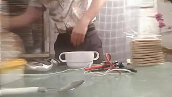 Video completo di cazzi a cucchiaio e palline elettrificate nel caffè fino all'eiaculazione