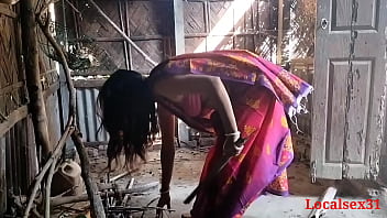 Деревенская жена трахается раком на улице (официальное видео от Localsex31)