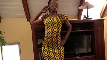Ebony Model führt während des Vorstellungsgesprächs eine alte afrikanische Gesichtszeremonie zwischen verschiedenen Rassen durch