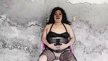Trans in un'apertura anale estrema con un cuneo gigante nel sedere