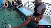Fidanzata amatoriale tailandese giovane donna aquaman pompino pubblico nel camerino