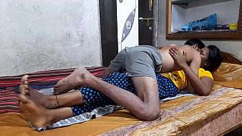 18-jähriges indisches tamilisches Paar fickt mit geilem, dünnem Sex-Guru, der seiner Freundin Liebe gibt - volles Hindi