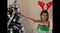 Trixie jeune femme montre son trou dans une scène solo pour Noël
