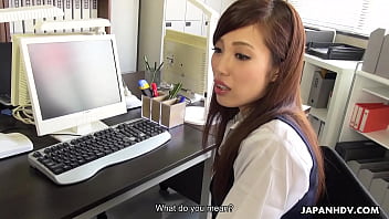 Японская брюнетка офисная леди Юра Хитоми сосет член и играет с дилдо в офисе без цензуры.