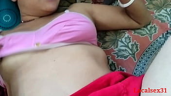 La moglie locale condivide la sua figa usando il cellulare (video ufficiale di Localsex31)