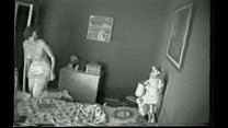 Câmera escondida captura a masturbação da minha mãe na cama
