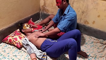 Sesso bollente indiano Bhabhi maturo con il marito arrapato Devar fuori per lavoro in audio hindi