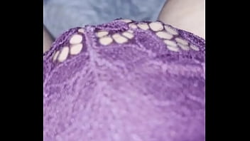 Garota marroquina com tesão se masturbando na cama dela