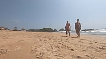 Marcher nu librement et s'amuser sur la plage nudiste publique