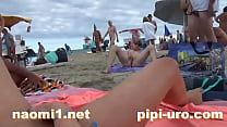 garota se masturba na praia