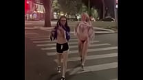 イピランガ通りで体を披露するバッド・メリとキーラ・セックス