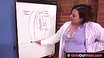 Грудастая учительница секса мастурбирует во время урока