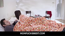 MomFucksBest - La sorellastra con grandi tette seduce il fratellastro con un grosso cazzo dopo che il patrigno se ne va - Savannah Sixx