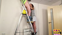 CFNM amatoriale femdom giovane donna succhia il cazzo riparatore sulla scala