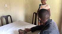 Ebony Student nutzt ihren Lehrer während einer Lektion aus