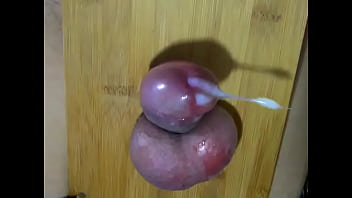 Des testicules écrasés tirent du sperme