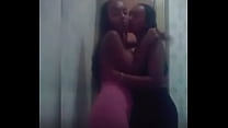 Эфиопские лесбиянки целуются