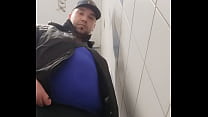 Пухлая гей играет с дилдо в общественном туалете