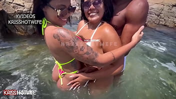 Copines chaudes totalement nues s'embrassant sur la plage de Salvador