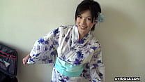 La signora kimono giapponese mora Saki Aoyama succhia il cazzo, senza censura.