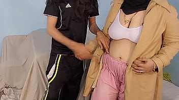 Индийская сексуальная пухлая бхабхи дези изменяет с муженьком и жестко трахает ее киску в задницу от девера