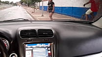 Exibicionismo público ao ar livre pelas ruas de Valledupar, Colômbia. DeisyYeraldine dando um passeio sexual em um Ubersex exibindo sua bunda grande e chupando pau no carro em vias públicas