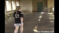 Китти играет в футболке и мини-юбке
