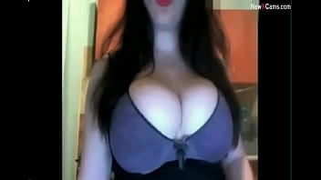 Brunette Webcam Girl avec de gros seins