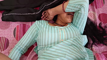 Hermosa chica caliente Priya sexo doloroso por primera vez con el audio hindi claro de la hermanastra