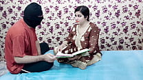 Sexlehrerin aus der indischen Hindi-Webserie mit ihrer süßen Schülerin