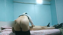 Il tecnico con grandi seni e grosse natiche nella sala massaggi fornisce servizi sessuali solo a clienti abituali