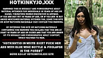Hotkinkyjo con camisa blanca se folla el culo con una botella de vino azul y prolapso en el bosque