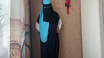 Mädchen im Hijab wird beim Dehnen geil
