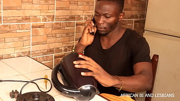 POV: Der Handwerker-Techniker mit seinem Kunden bei einem beispiellosen Fick während der TV-Fehlerbehebung bei African Bi and Lesbians