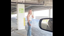 海自 - バブルバットの若い女性エマ・バグが友人の義父に駐車場から拾われて犯される