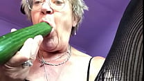 Oma speelt met komkommer