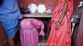 Belle-famille indienne dans la cuisine XXX en hindi