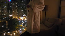 女の子がホテルの窓で公共の場でオナニー