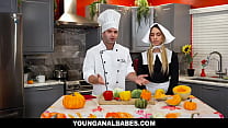 Condito con olio d'oliva e un adeguato massaggio, lo chef Nicky Rebel prepara il culo della sua assistente Khloe Kapri durante il loro programma di cucina.