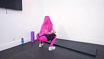 Lily Lou aux cheveux roses en pantalon de yoga obtient un creampie - 60FPS POV