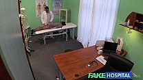 Un faux massage de l'hôpital G obtient une patiente brune bien trempée