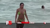 Дыня женщина платит грудь на пляже