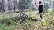Madrasta astuta levada para a floresta e chupando pau ao ar livre