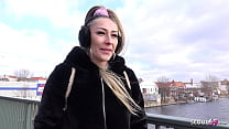 GERMAN SCOUT - Une barman blonde arrêtée à Berlin et baisée analement lors d'un travail de mannequin