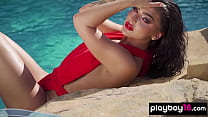 Emjay Rinaudo, glamour et entièrement naturel, se déshabille et pose au bord de la piscine en plein air.