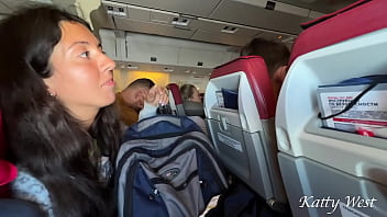 Mamada pública extrema arriesgada en el avión