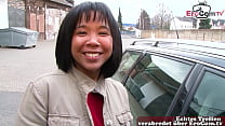Una giovane donna asiatica tedesca della porta accanto si avvicina per strada per fare il casting dell'orgasmo