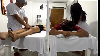 Massagem para casais termina com a esposa sendo fodida ao lado do marido pelo médico pervertido NTR JAV