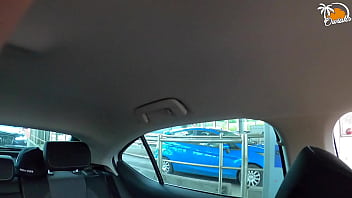 A mulher bate uma punheta fantástica enquanto conduz um carro!